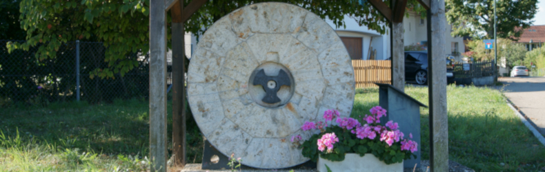 Mühlestein mit einer Gedenktafel auf der "Allmend", Seltisberg